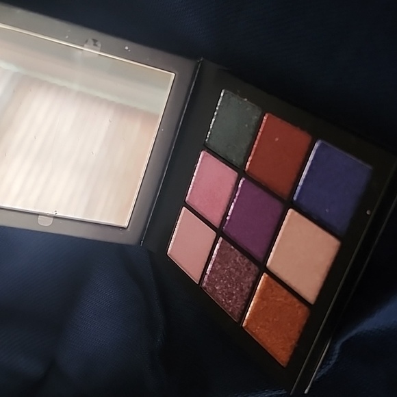 HUDA Eyeshadow Palette in Gemstone - Picture 2 of 3